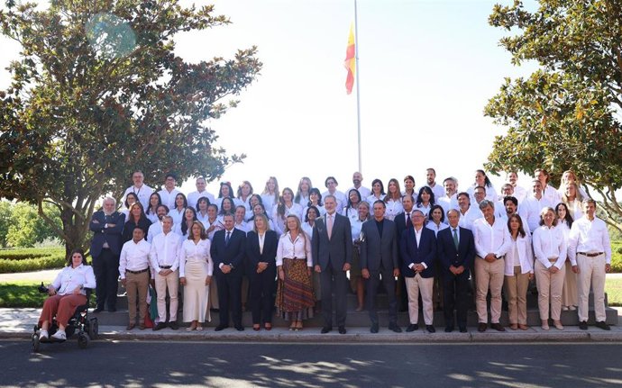 Foto de familia del Rey Felipe VI (c), junto a una representación de los participantes en el I Congreso Internacional 'Expedicionarios Miguel de la Quadra-Salcedo', en el Palacio de La Zarzuela, a 22 de septiembre de 2025, en Madrid (España). 