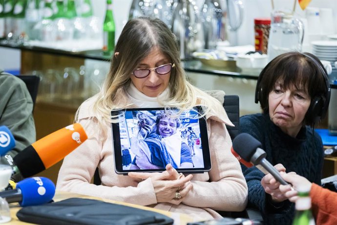 Archivo - 15 January 2024, Berlin: Idit Ohel, mother of hostage Alon Ohel, holds a photo of herself hugging her son, during a press conference of the relatives of hostages held captive by Hamas since October 7, at the Israeli embassy in Berlin. Photo: Chr