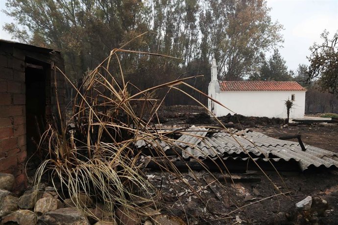 Zonas calcinadas por el incendio de Pontón durante la realización de labores de extinción del incendio de Pantón, a 22 de septiembre de 2025, en Pantón, Lugo (España). El incendio declarado el pasado jueves en el municipio lucense de Pantón sigue activo, 