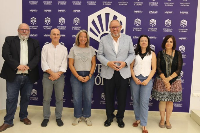El rector y la concejal junto a representantes académicos y de la Red de Bibliotecas.