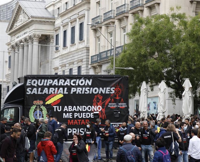 Archivo - Funcionarios de prisiones junto a un furgón de la asociación Tu Abandono Me Puede Matar durante una manifestación frente al Congreso de los Diputados
