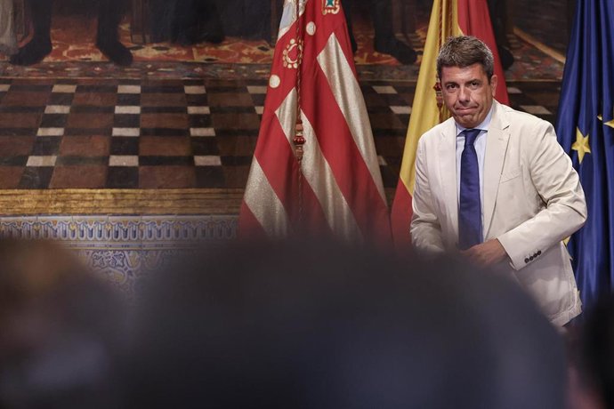 El president de la Generalitat, Carlos Mazón, preside el acto de entrega de reconocimientos con motivo del Día Europeo de la Movilidad, en el Palau de la Generalitat