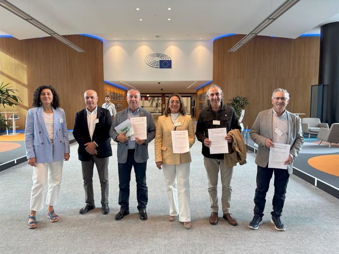 La consejera de Agricultura, Ganadería y Desarrollo Rural y los miembros del Consejo Agrario trasladan a la Comisión y al Parlamento Europeo la declaración institucional fen defensa del modelo profesional de CyL y su rechazo a recortes en la PAC