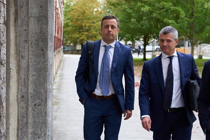 Archivo - El juez Luis Acayro (i) junto a su abogado (d) a su llegada a un juicio en la Sala de los Civil y Penal del TSJC, a 18 de octubre de 2022, en Santander, Cantabria (España).