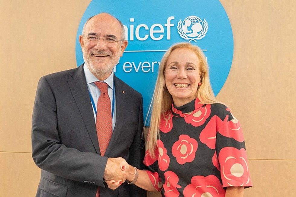 El conseller de Unión Europea y Acción Exterior, Jaume Duch, y la directora executiva adjunta dAliances UNICEFGiga,  Kitty van der Heijden