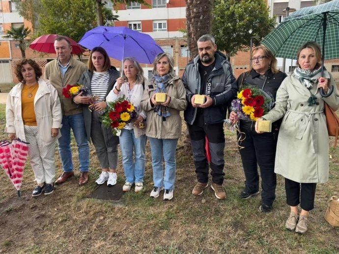 El Principado coloca tres adoquines de la memoria en recuerdo de tres vecinos de Grado víctimas del nazismo y participa en el homenaje a tres maestras de la República del concejo.