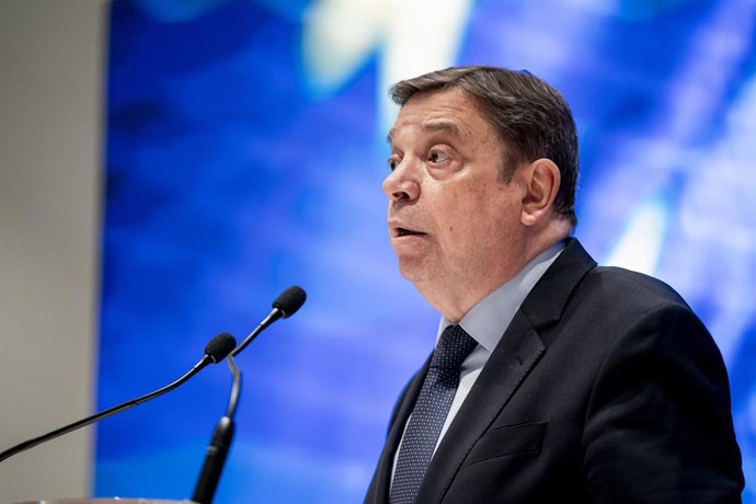 Archivo - El ministro de Agricultura, Pesca y Alimentación, Luis Planas, durante una rueda de prensa para informar sobre la aplicación en España de las medidas acordadas en el último Consejo de Ministros de Agricultura de la Unión Europea (UE), en la sede