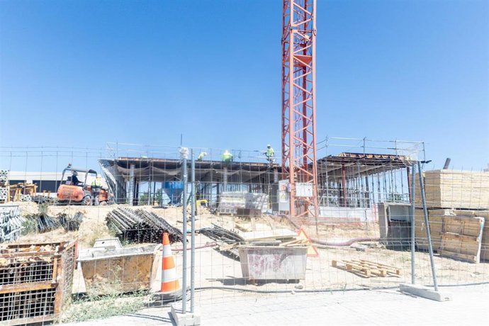 Archivo - Varios obreros trabajan en la construcción de una vivienda nueva, a 29 de julio de 2025, en Madrid (España). 