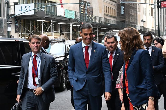 El presidente del Gobierno, Pedro Sánchez (c), durante un encuentro con inversores en la Oficina Económica y Comercial de España, a 22 de septiembre de 2025, en Nueva York (Estados Unidos). Sánchez ha viajado a Estados Unidos para participar en el 80º per
