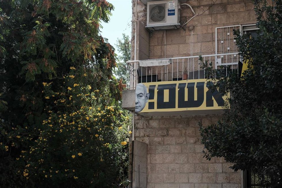 Un cartel contra el primer ministro israelí, Benjamin Netanyahu, por su gestión de los rehenes en Gaza