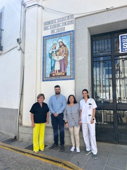 Dolores Sánchez (izda.), ante la residencia de mayores Sagrada Familia de Villanueva del Duque.