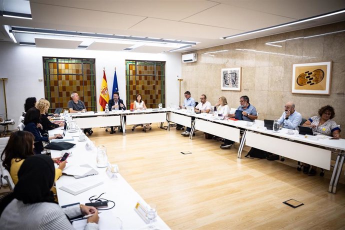 El secretario de Estado de Trabajo, Joaquín Pérez Rey, preside la Mesa de Diálogo Social que aborda la trasposición de la Directiva de Salarios Mínimos junto a los sindicatos CCOO, UGT, CEOE y Cepyme.