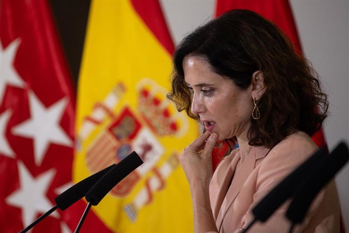 La presidenta de la Comunidad de Madrid, Isabel Díaz Ayuso, durante una rueda de prensa posterior a la reunión del Consejo de Gobierno, en la finca El Encín, a 17 de septiembre de 2025, en Alcalá de Henares, Madrid (España).