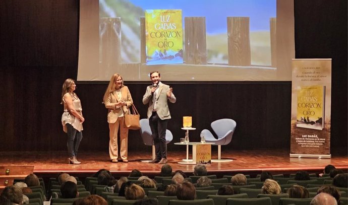 Luz Gabás presenta su última obra, 'Corazón de oro', en la Diputación de Huesca.