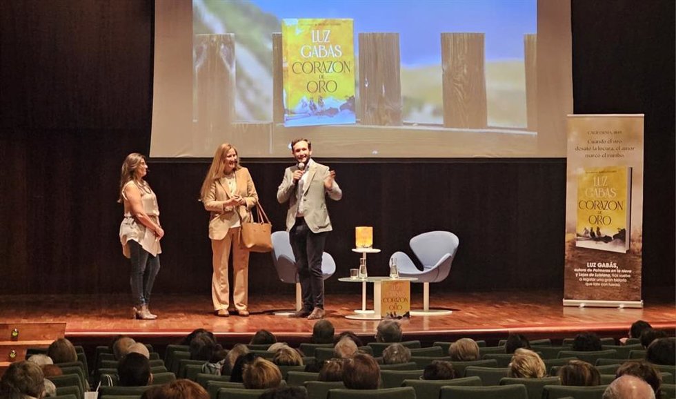 Luz Gabás presenta su última obra, 'Corazón de oro', en la Diputación de Huesca.