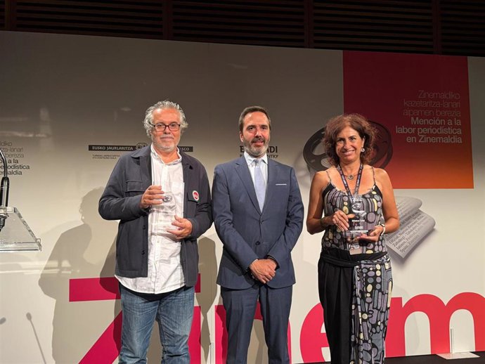 El consejero vasco de Turismo, Comercio y Consumo, Javier Hurtado, en la entrega del premio de reconocimiento a la labor periodística en el Zinemaldia