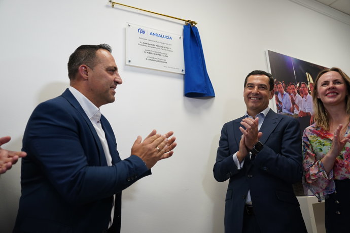 Juanma Moreno durante la inauguración de la sede del PP en Ubrique.
