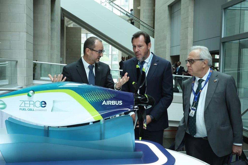 Óscar Puente visita las instalaciones de Airbus en Canadá.