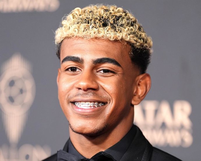 O jogador de futebol espanhol Lamine Yamal chega à cerimônia de premiação do Ballon d'Or 2025, no Theatre du Chatelet, em Paris