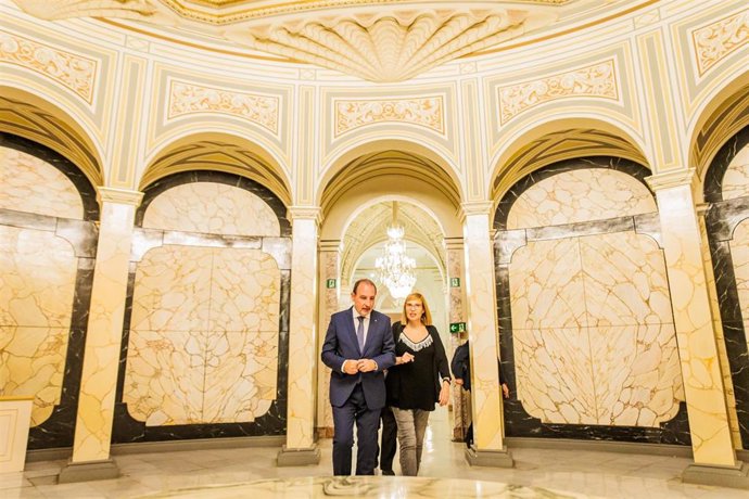 El conseller de Justicia y Calidad Democrática, Ramon Espadaler, y la galardonada, la profesora Cristina Steegmann Pascual