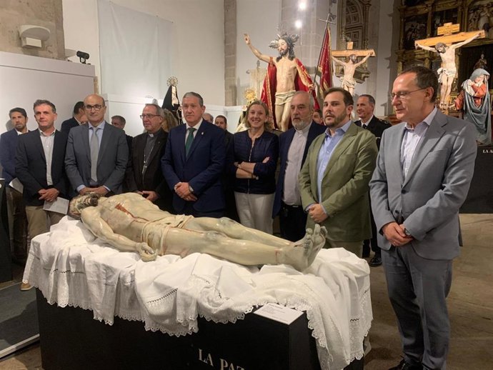 Las autoridades, tras la inauguración de "Espejo del Alma"