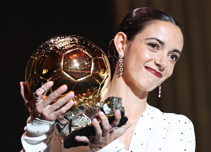 Archivo - PARIS, Oct. 29, 2024 -- Aitana Bonmati, jogadora espanhola do Barcelona, posa com seu segundo prêmio Bola de Ouro Mulher durante a cerimônia de premiação da Bola de Ouro França 2024 no Theatre du Chatelet em Paris, França, em 28 de outubro de 20