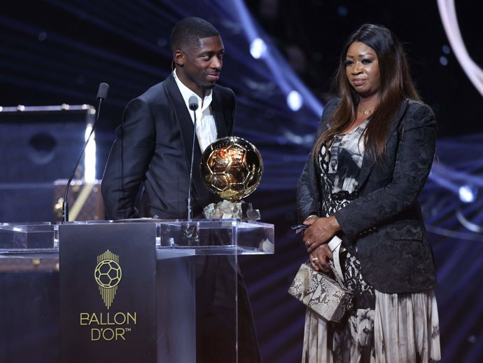 Ousmane Dembélé junto a su madre tras recibir el Balón de Oro Foto: Franck Fife/AFP/dpa
