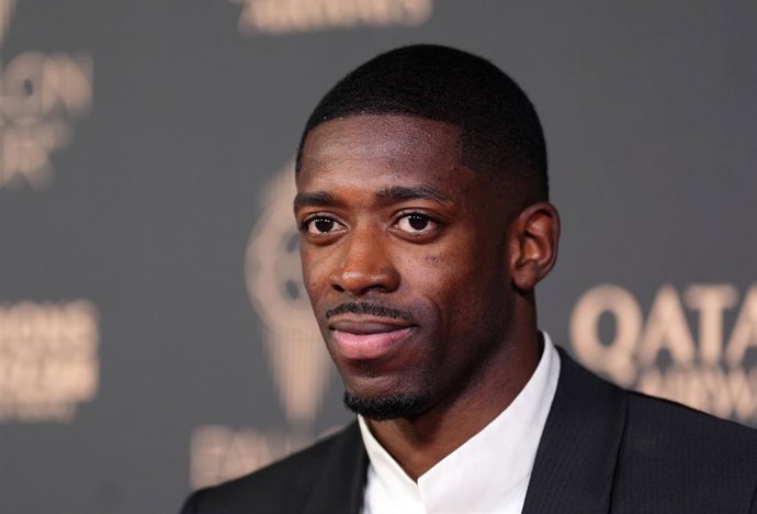 22 de setembro de 2025, França, Paris: O jogador de futebol francês Ousmane Dembele chega à cerimônia de premiação do Ballon d'Or 2025, no Theatre du Chatelet, em Paris. Foto: Adam Davy/PA Wire/dpa