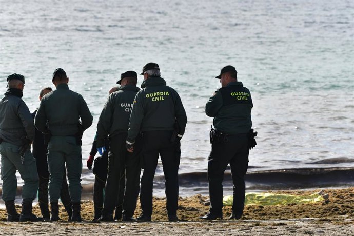 Archivo - Guardias civiles frente a un cadáver de un migrante en la orilla de la playa de la Ribera, a 31 de enero de 2023, en Ceuta (España). Imagen de archivo.