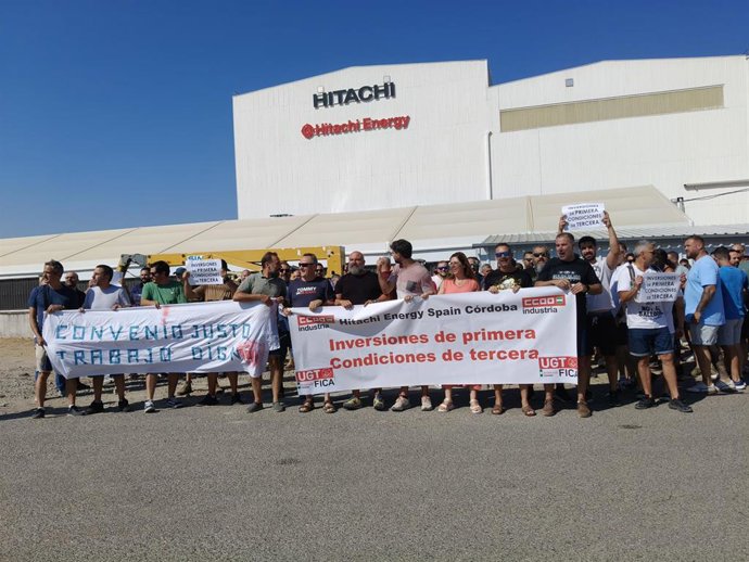 Archivo - Concentración de protesta de los trabajadores de Hitachi Energy ante la factoría en Córdoba el pasado julio.