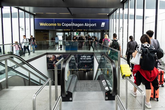 Archivo - June 15, 2025, Kastrup, Amager, Denmark: Passengers are greeted at Copenhagen Airport, Kastrup by a sign reading ''Welcome to Copenhagen Airport''. Copenhagen Airport, Kastrup (Danish: KĂbenhavns Lufthavn, Kastrup) is an international airport s