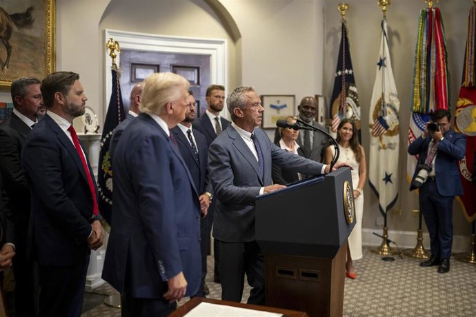 Archivo - El secretario de Salud de EEUU, Robert Kennedy Jr., en el centro, y a su derecha, el presidente del país, Donald Trump