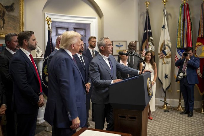 Archivo - July 31, 2025, Washington, Dc, United States: Secretary of Health and Human Services Robert Kennedy Jr., center, delivers remarks during a signing ceremony restoring the Presidential Fitness Test for American children at the Roosevelt Room of th