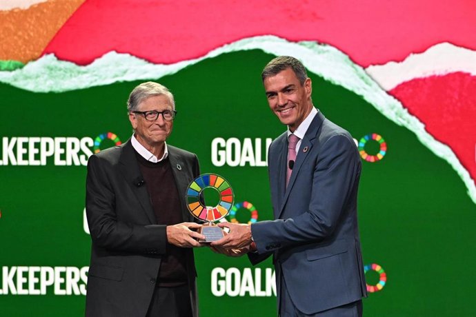 El presidente del Gobierno, Pedro Sánchez, recibe un premio en manos de Bill Gates.
