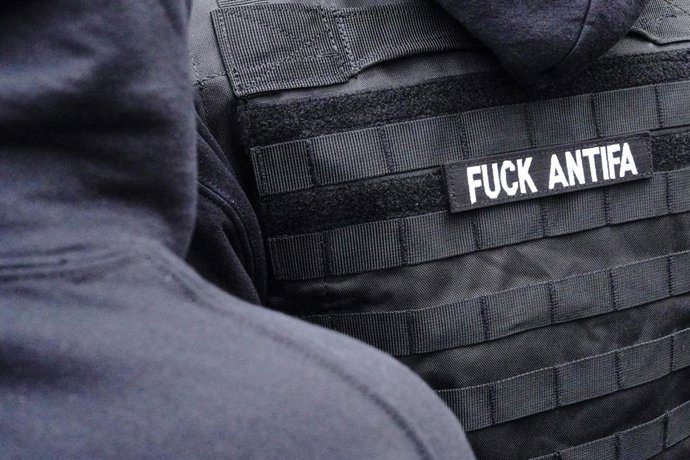 Archivo - Un manifestante en el asalto al Capitolio del 6 de enero de 2021 viste un chaleco táctico con el lema 'Fuck Antifa' cosido a su espalda