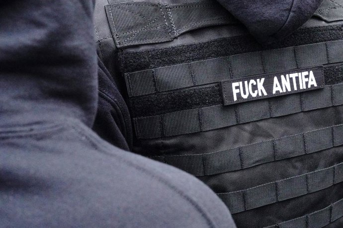 Archivo - 6 de janeiro de 2021, Nova York, NY, Estados Unidos: Um manifestante é visto vestindo um colete com uma costura que diz: "Fuck Antifa" (Foda-se a Antifa) durante o protesto. Os apoiadores pró-Trump invadiram o prédio do Capitólio dos EUA em Wash