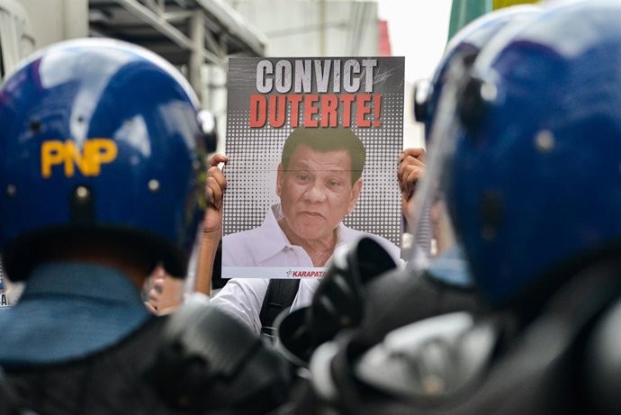 Archivo - March 17, 2025, Manila, Ncr, Philippines: A picture of fomer President Rodrigo Duterte behind bars is displayed in a protest held by human rights advocates, in Recto Avenue on March 17...The groups stressed that President Marcos Jr. should rejoi