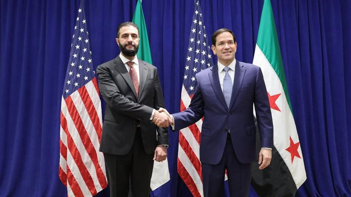 El presidente de Siria, Ahmed al Shara, junto al secretario de Estado de Estados Unidos, Marco Rubio, reunidos al margen de la Asamblea General de la ONU en Nueva York, donde Rubio también ha hablado con el ministro de Exteriores sirio, Asaad al Shaibani.