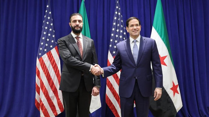 O presidente sírio Ahmed al Shara com o secretário de Estado dos EUA, Marco Rubio, à margem da Assembleia Geral da ONU em Nova York, onde Rubio também conversou com o ministro das Relações Exteriores da Síria, Asaad al Shaibani.