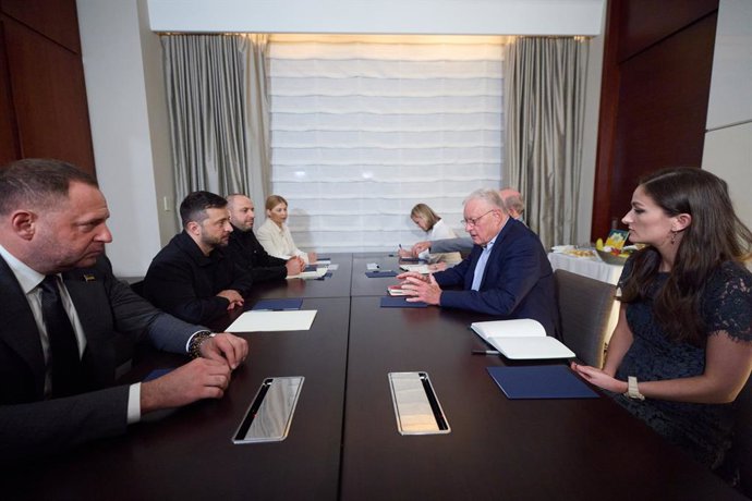 O presidente ucraniano Volodimir Zelenski em uma reunião bilateral com o enviado dos EUA para a Ucrânia, Keith Kellogg, sentado à sua frente.