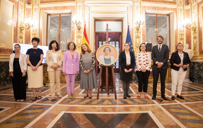 Ministros del Gobierno junto al retrato de Clara Campoamor, durante un acto por la conmemoración del 92º aniversario del sufragio femenino, a 23 de septiembre de 2025, en Madrid (España).