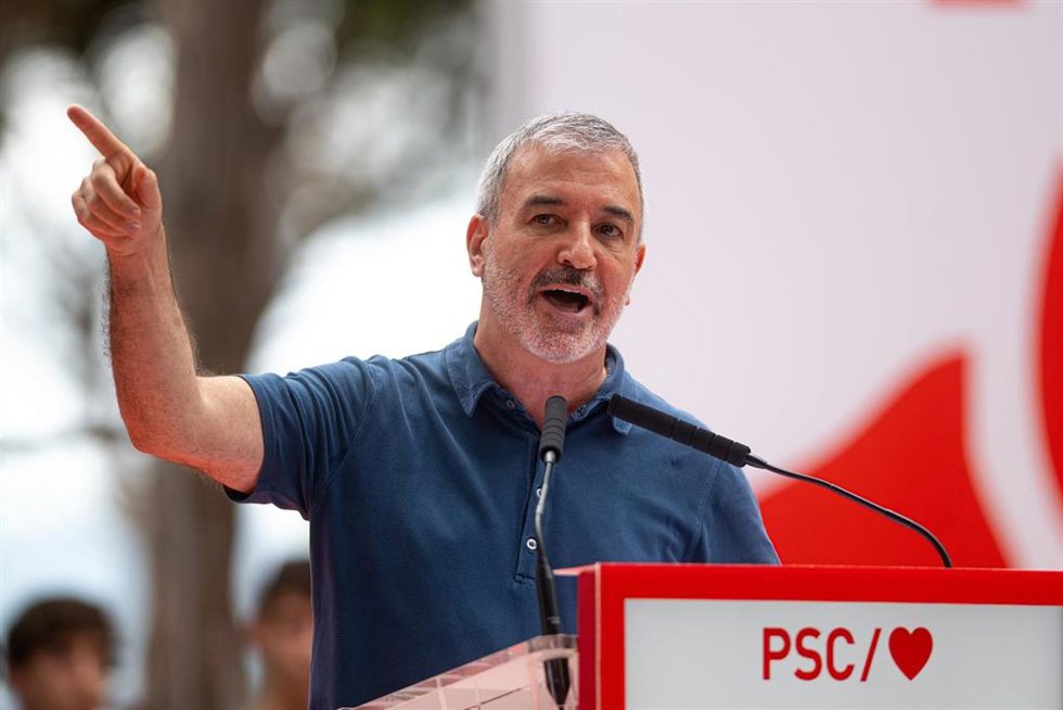 El alcalde de Barcelona, Jaume Collboni, interviene durante la Fiesta de la Rosa del PSC, a 21 de septiembre de 2025, en Gav, Barcelona, Cataluña (España)