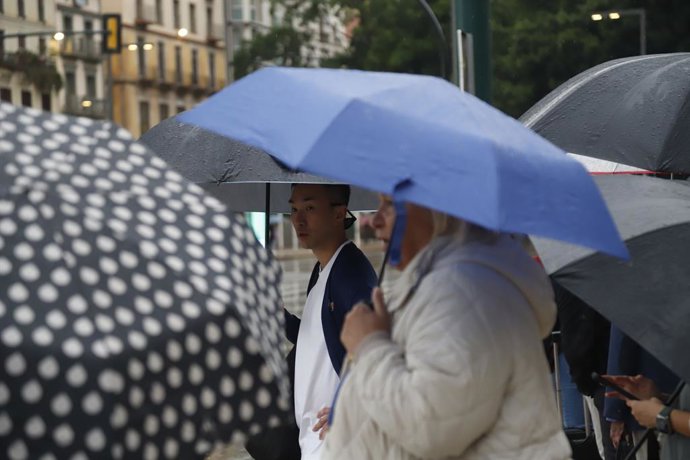 Archivo - Personas con paraguas por las calles de Málaga, a 29 de octubre de 2024, en Málaga, Andalucía (España). Málaga y varias zonas de su provincia están bajo aviso rojo debido a un intenso episodio meteorológico provocado por una Depresión Aislada en