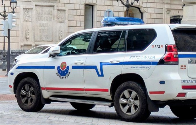 Archivo - Coche de la Ertzaintza en Bilbao