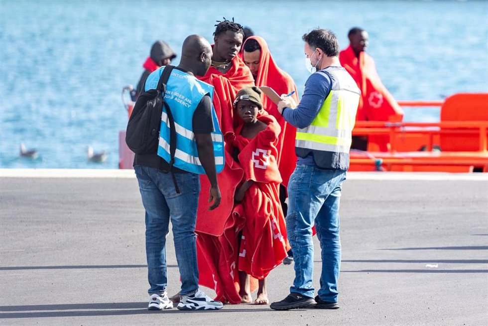 Archivo - Agentes de los equipos de emergencia atienden a migrantes.