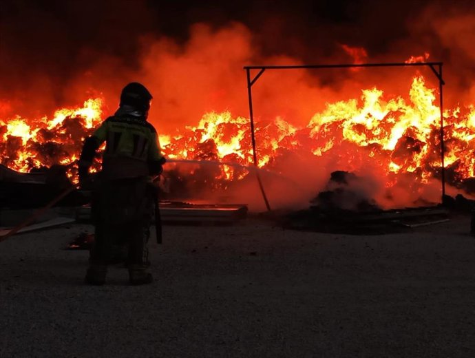Bomberos del CEIS han controlado el incendio en una planta de reciclaje en Fortuna