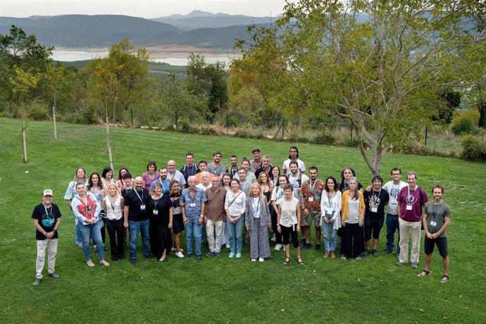 La directora general de Turismo, Ana Rivas, junto a los profesionales de empresas turísticas formadas en astroturismo