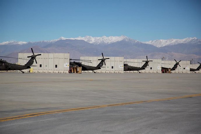Archivo - Helicópteros del Ejército de Estados Unidos en la base aérea de Bagram, situada cerca de la capital de Afganistán, Kabul, en octubre de 2018 (archivo)