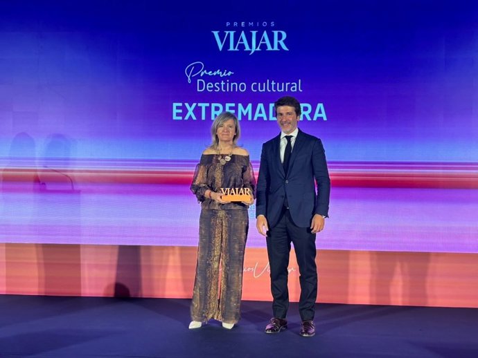 La consejera de Cultura, Turismo, Jóvenes y Deportes, Victoria Bazaga, recoge el premio a Extremadura de la revista Viajar