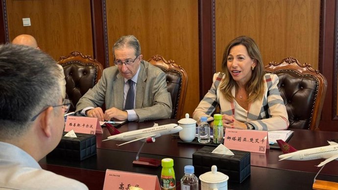 La alcaldesa de Zaragoza, Natalia Chueca, se reúne con el grupo empresarial chino Juneyao.